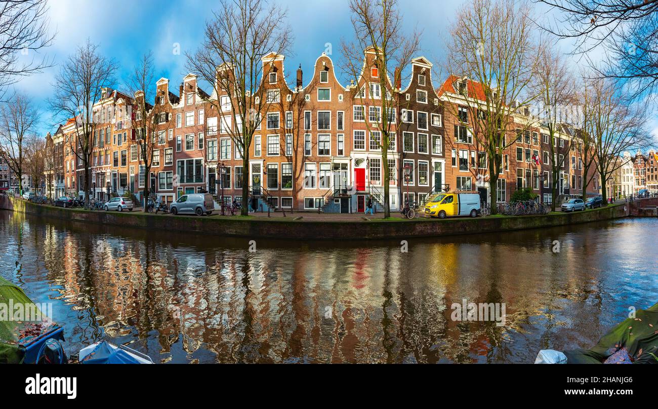 Panorama des sonnigen Amsterdamer Grachten Leidsegracht mit typischen holländischen Häusern, Holland, Niederlande. Stockfoto