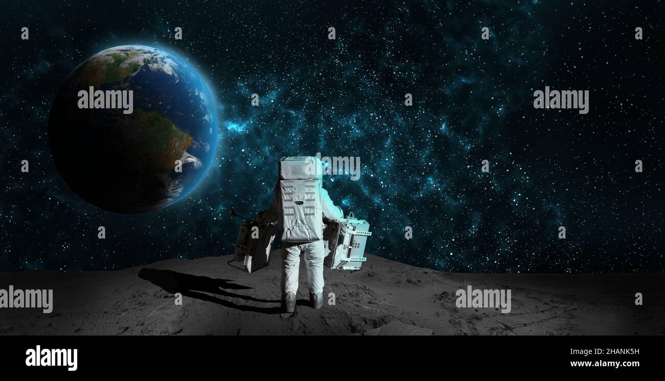 Astronaut auf der Felsoberfläche Mond im Weltraum. Spacewalk.Astronaut stehend Blick auf die Erde auf Mondlandung Mission.Nebel, Sonne, Planet.Elements Stockfoto