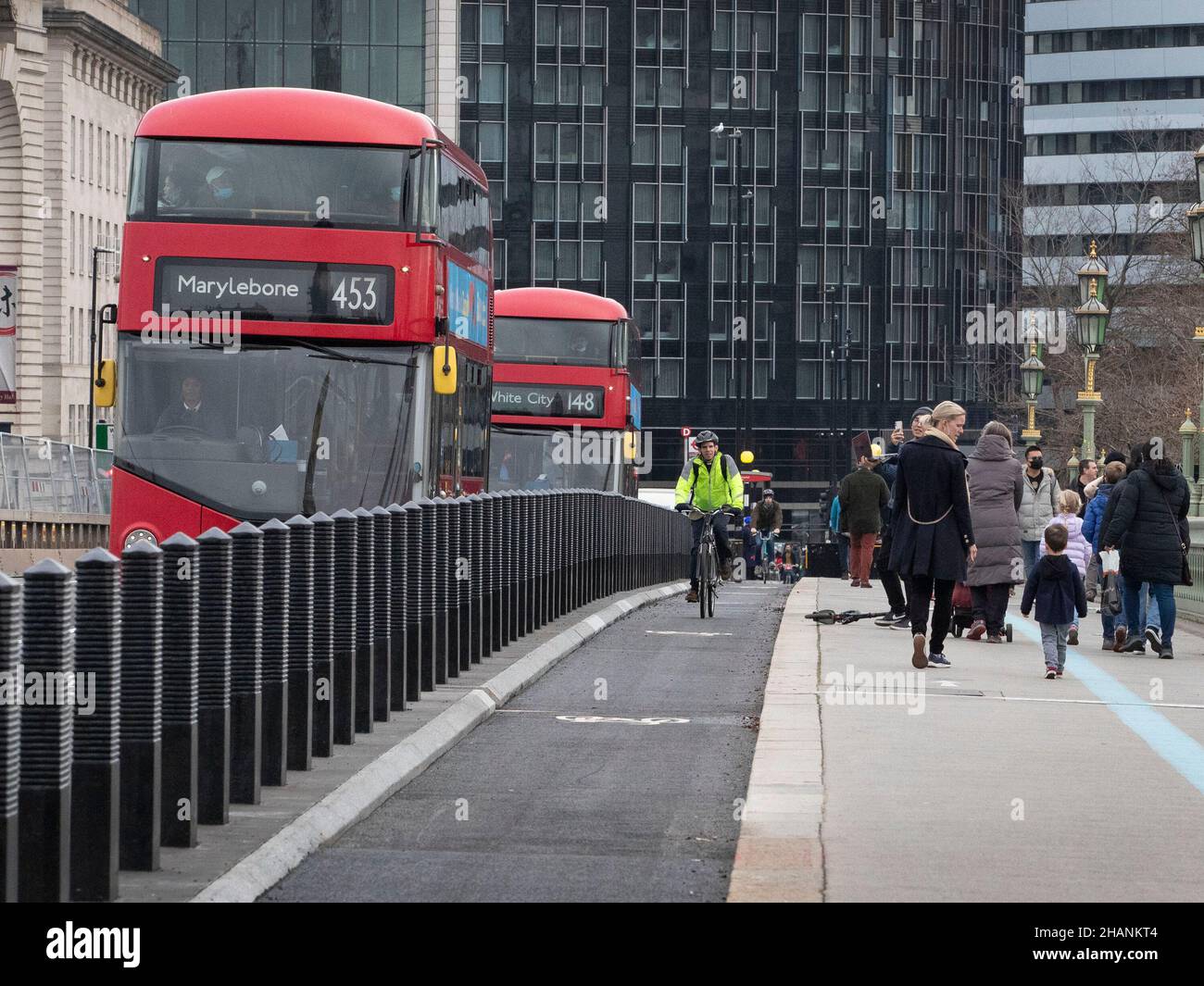 Radfahrer werden auf den neu installierten Radwegen auf der Westminster Bridge in London gesehen, während der Londoner Bürgermeister Sadiq Khan versucht, grünes Reisen zu fördern Stockfoto
