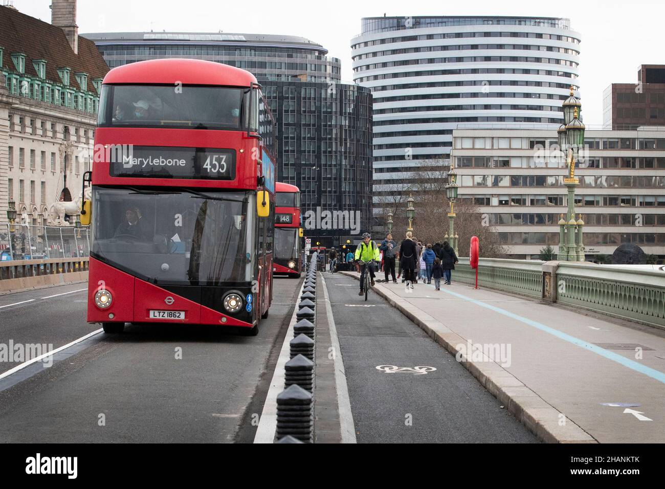 Radfahrer werden auf den neu installierten Radwegen auf der Westminster Bridge in London gesehen, während der Londoner Bürgermeister Sadiq Khan versucht, grünes Reisen zu fördern Stockfoto