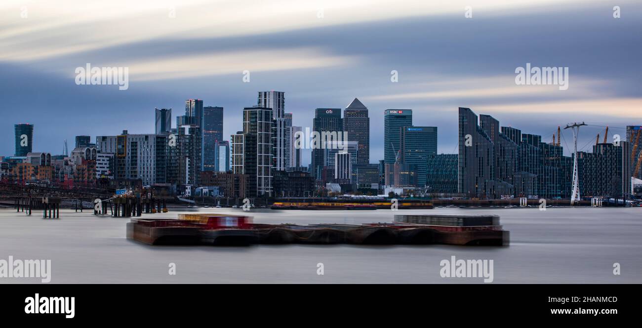 Lange Sicht auf Canary Wharf entlang der Themse vom Thames Path in der Nähe von Charlton, London Stockfoto
