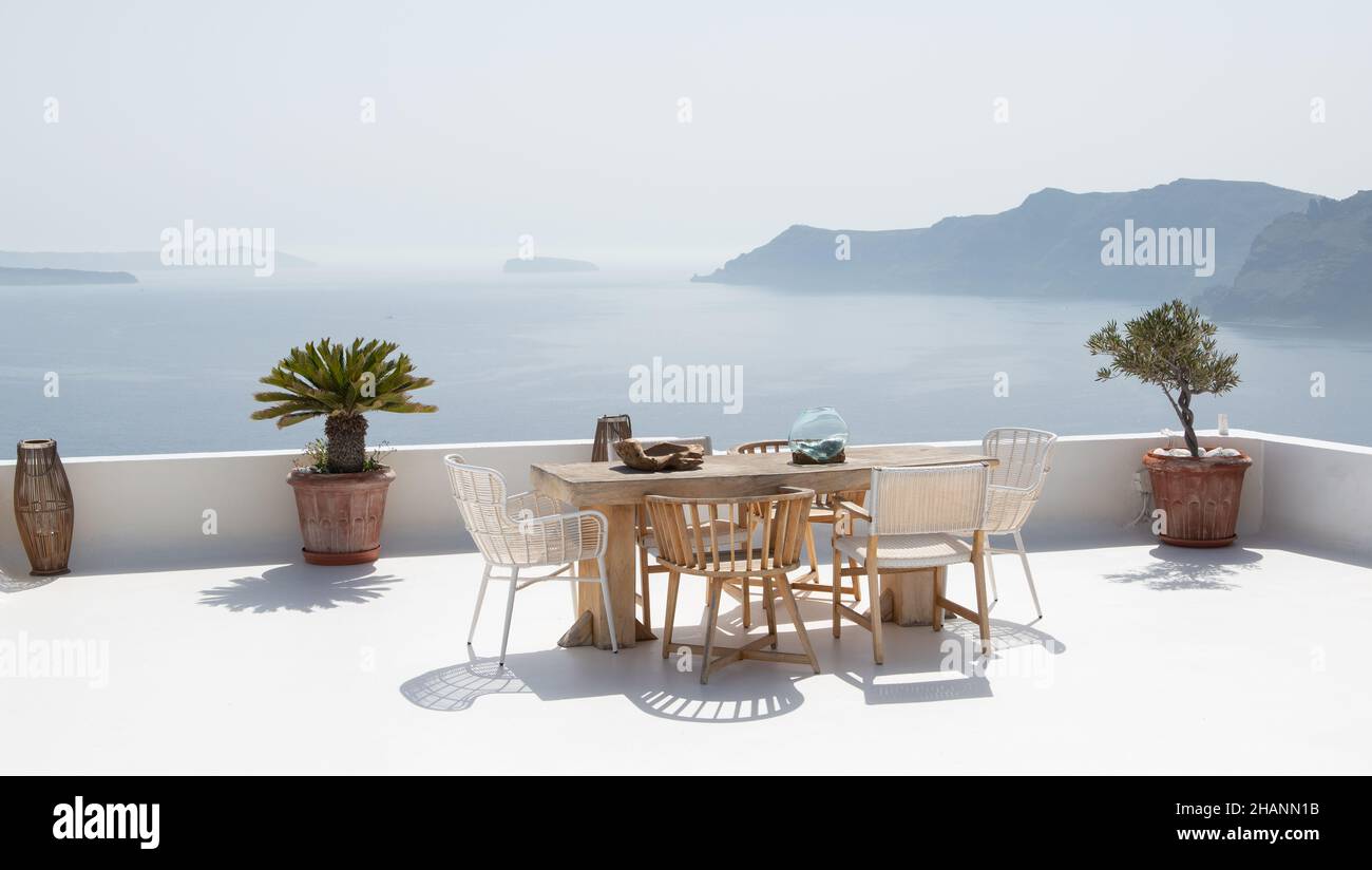 Sommerterrasse mit stilvollen trendigen Gartenmöbeln an einem luxuriösen Reiseziel. Stockfoto