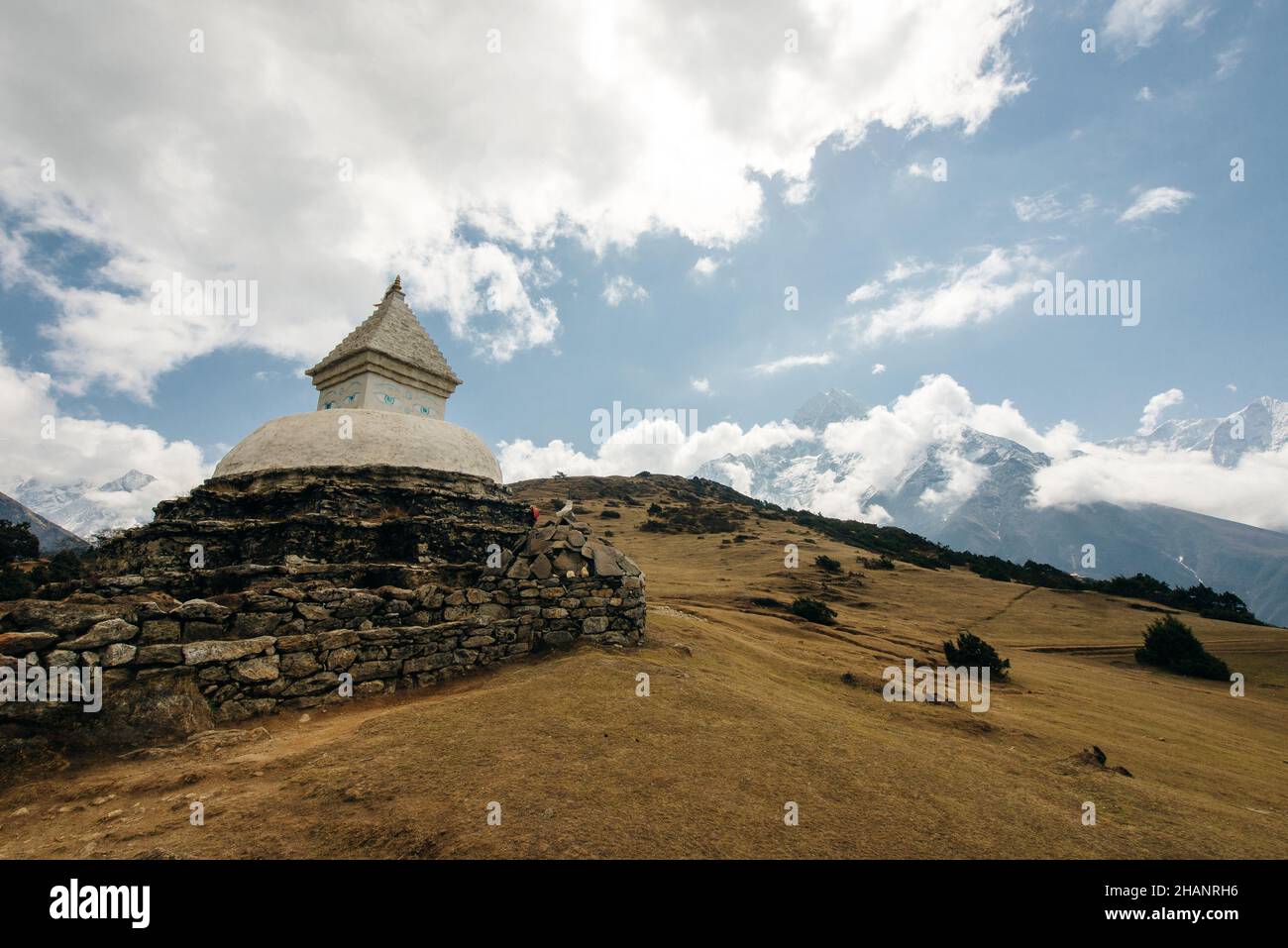 Stupa in der Nähe des Dorfes Dingboche. Weg zum Mount Everest Base Camp - Khumbu Valley - Nepal - okt, 2021. Hochwertige Fotos Stockfoto