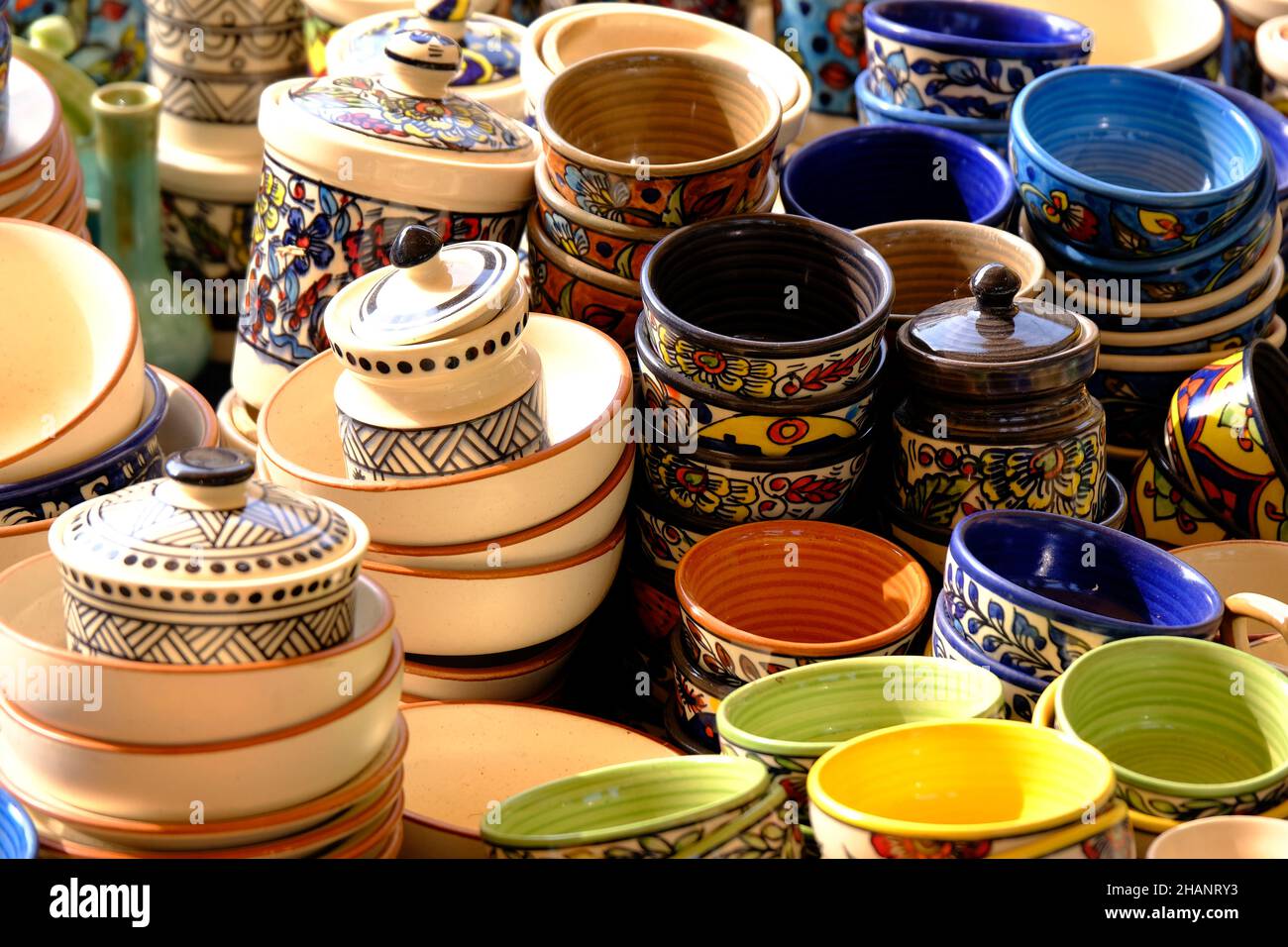 Ein Straßenladen mit orientalischer Keramik. Teekannen, Teller und Schüsseln. Schüsseln, Teller und Teetassen im Souvenirladen in Pune, Verkauf während des Festivals, Traditiona Stockfoto