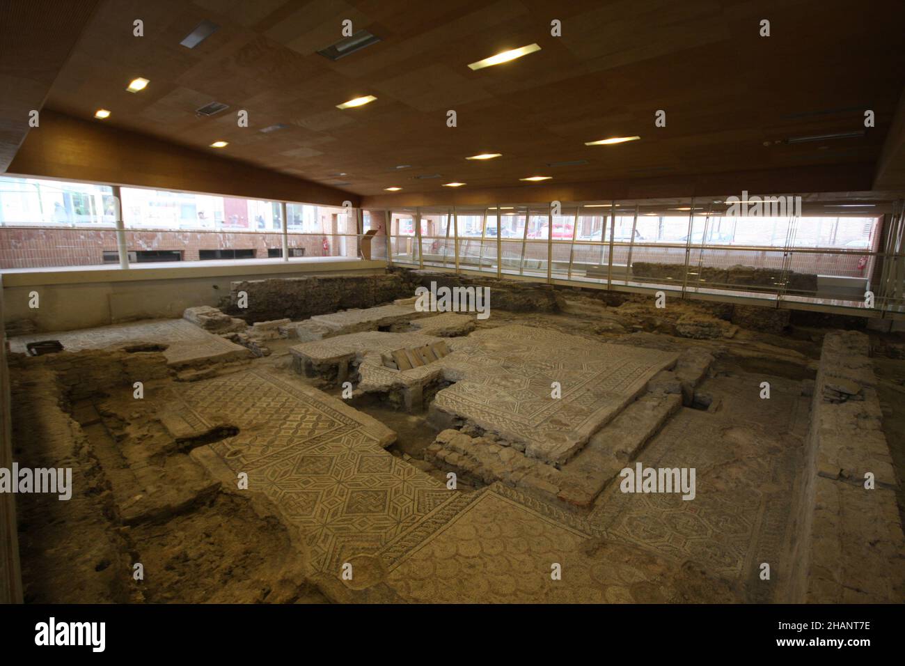 Schöne römische Domus, Chirurgen-Haus oder Villa in Rimini, Italien entdeckt. Im Inneren des Museums sind wunderschöne Mosaiken zu sehen. Mehrere Werkzeuge des Chirurgen Stockfoto