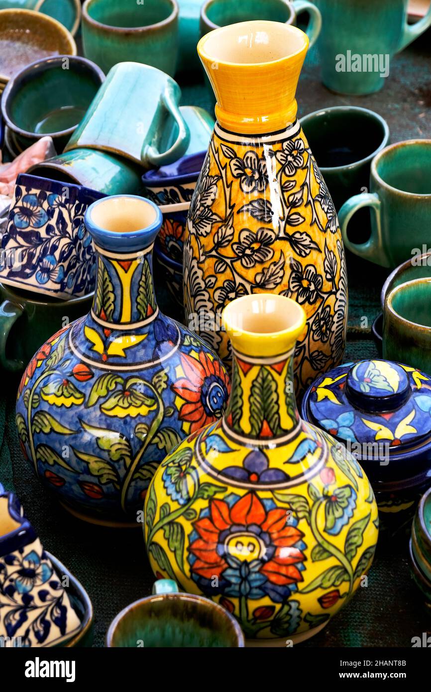 Ein Straßenladen mit orientalischer Keramik. Teekannen, Teller und Schüsseln. Schüsseln, Teller und Teetassen im Souvenirladen in Pune, Verkauf während des Festivals, Traditiona Stockfoto