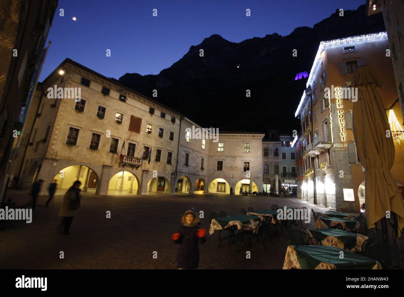 Schöne Bilder, die bei Sonnenuntergang in der mittelalterlichen Stadt Riva del Garda, im Trentino Alto Adice, Italien, am Gardasee bei Nacht während der Chris fotografiert wurden Stockfoto