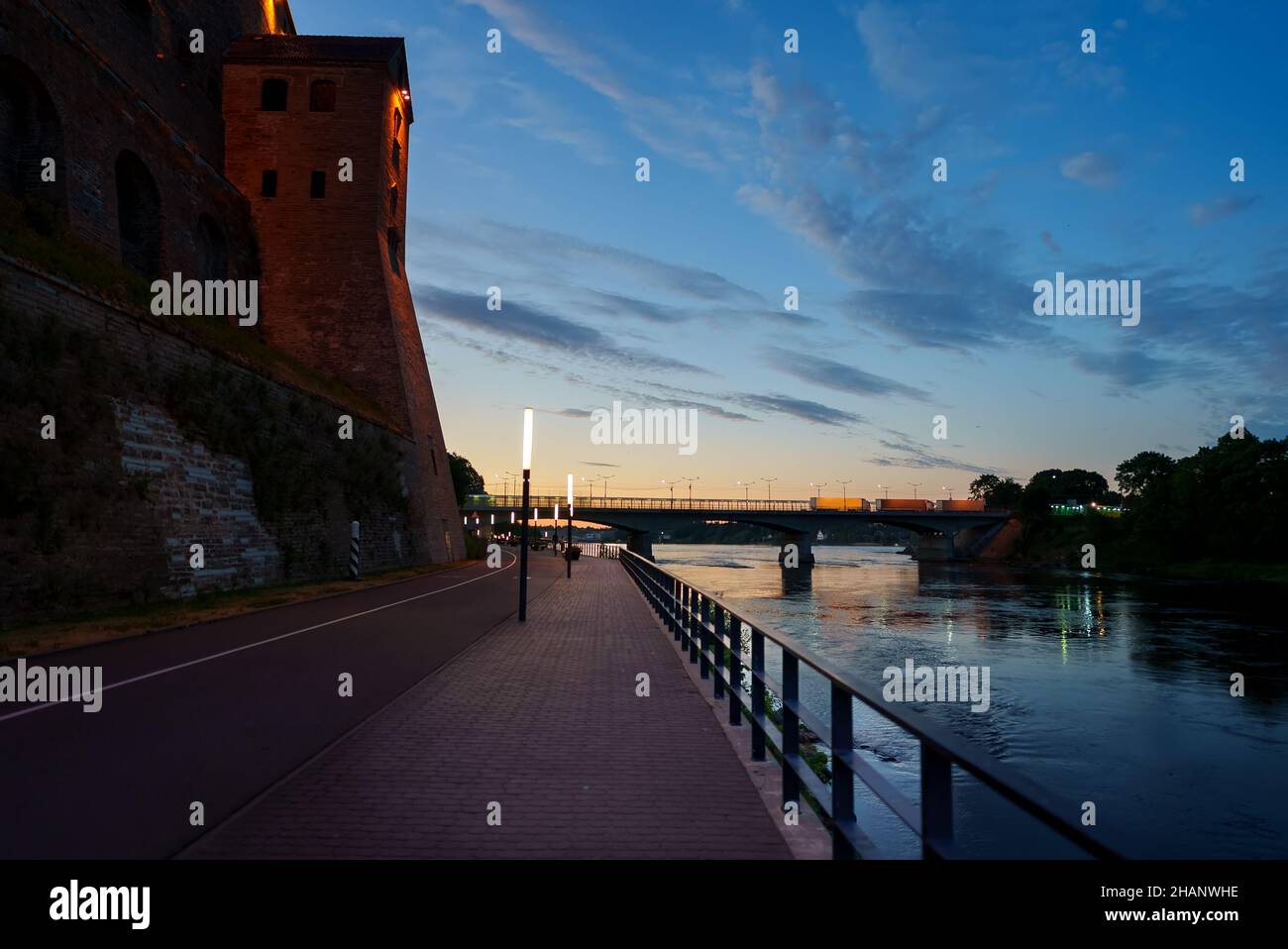Narva Schloss und Promenade an der Grenze zu Estland und Russland. Stockfoto