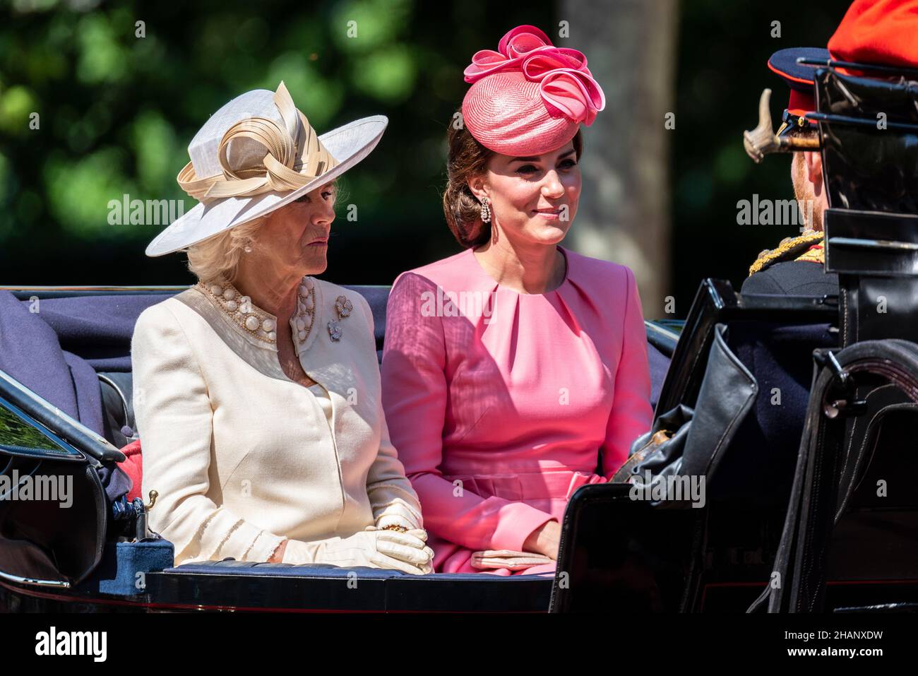 Camilla, Duchess of Cornwall, Kate, Duchess of Cambridge und Prinz Harry in der Kutsche bei Trooping the Colour 2017, The Mall, London Stockfoto