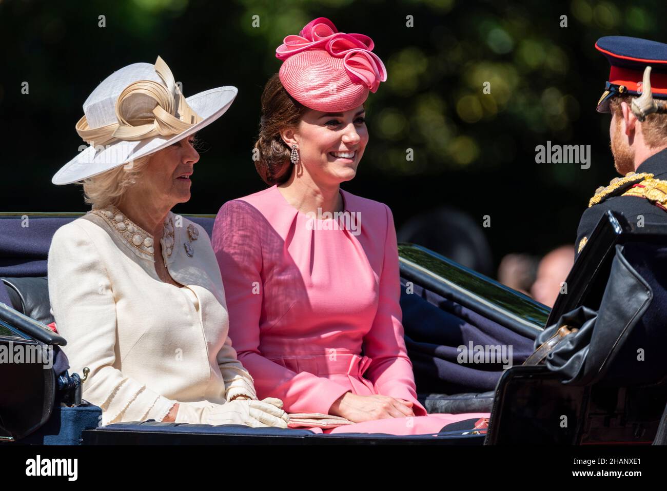 Camilla, Herzogin von Cornwall, Kate, Herzogin von Cambridge und Prinz Harry in der Kutsche bei Trooping the Colour 2017, The Mall, London Stockfoto