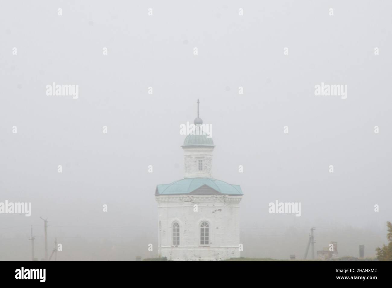Weiße Steinkapellen im Nebel. Kloster SOLOVETSKY Stockfoto