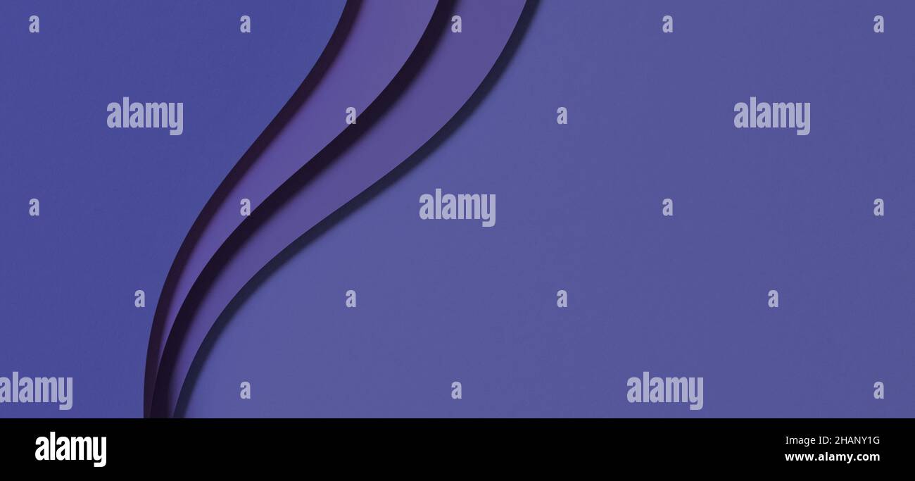 Abstrakt gefärbtes Papier Geometrie Komposition Banner Hintergrund in sehr peri, lila, blaue Farbtöne Stockfoto