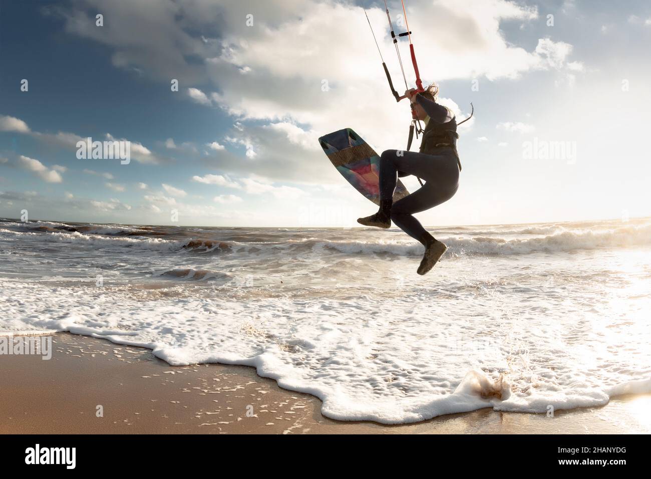 Professioneller Kite-Surfer-Sprung am Sunset Beach mit Wakeboard. Extrem aktives Sportkonzept Stockfoto