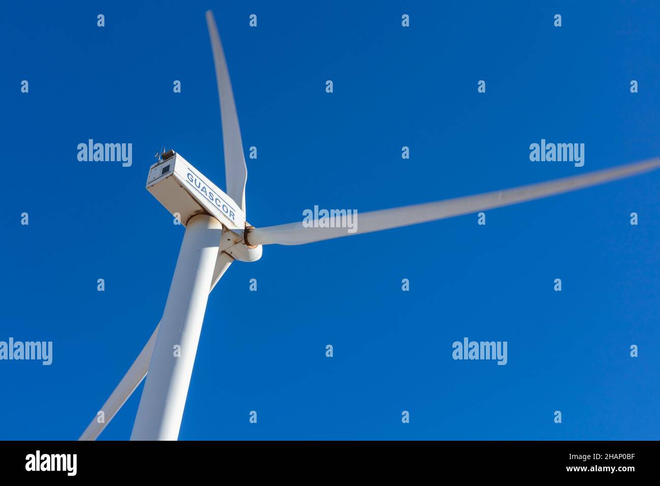Loja, Granada, Spanien; DEZ/14/2021; Windturbinen-Betrieb in Sierra Gorda, Loja, Provinz Granada, Spanien Stockfoto