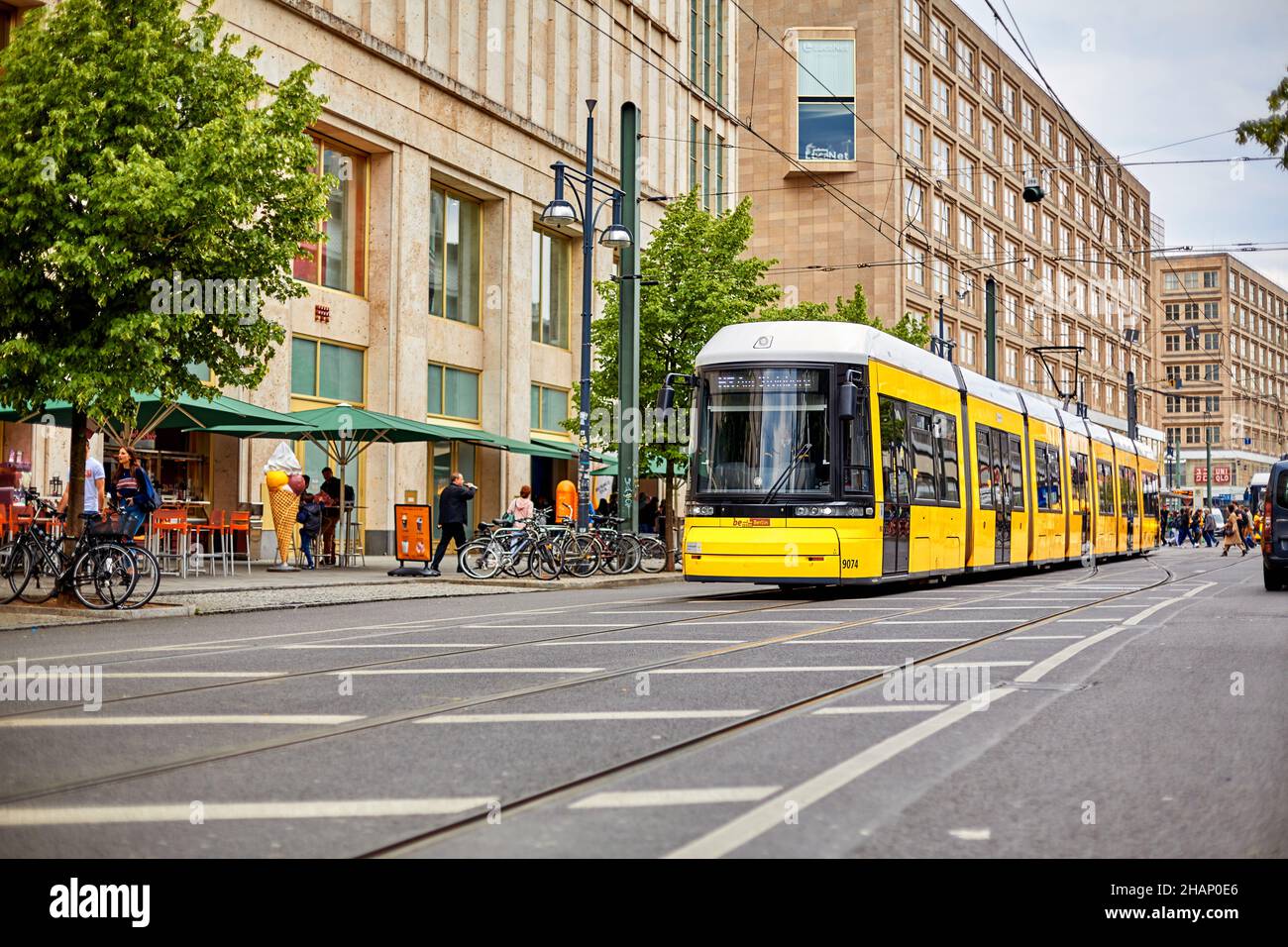 Moderne gelbe Stadtbahn an einer Haltestelle für öffentliche Verkehrsmittel. Berlin, Deutschland - 05.17.2019 Stockfoto