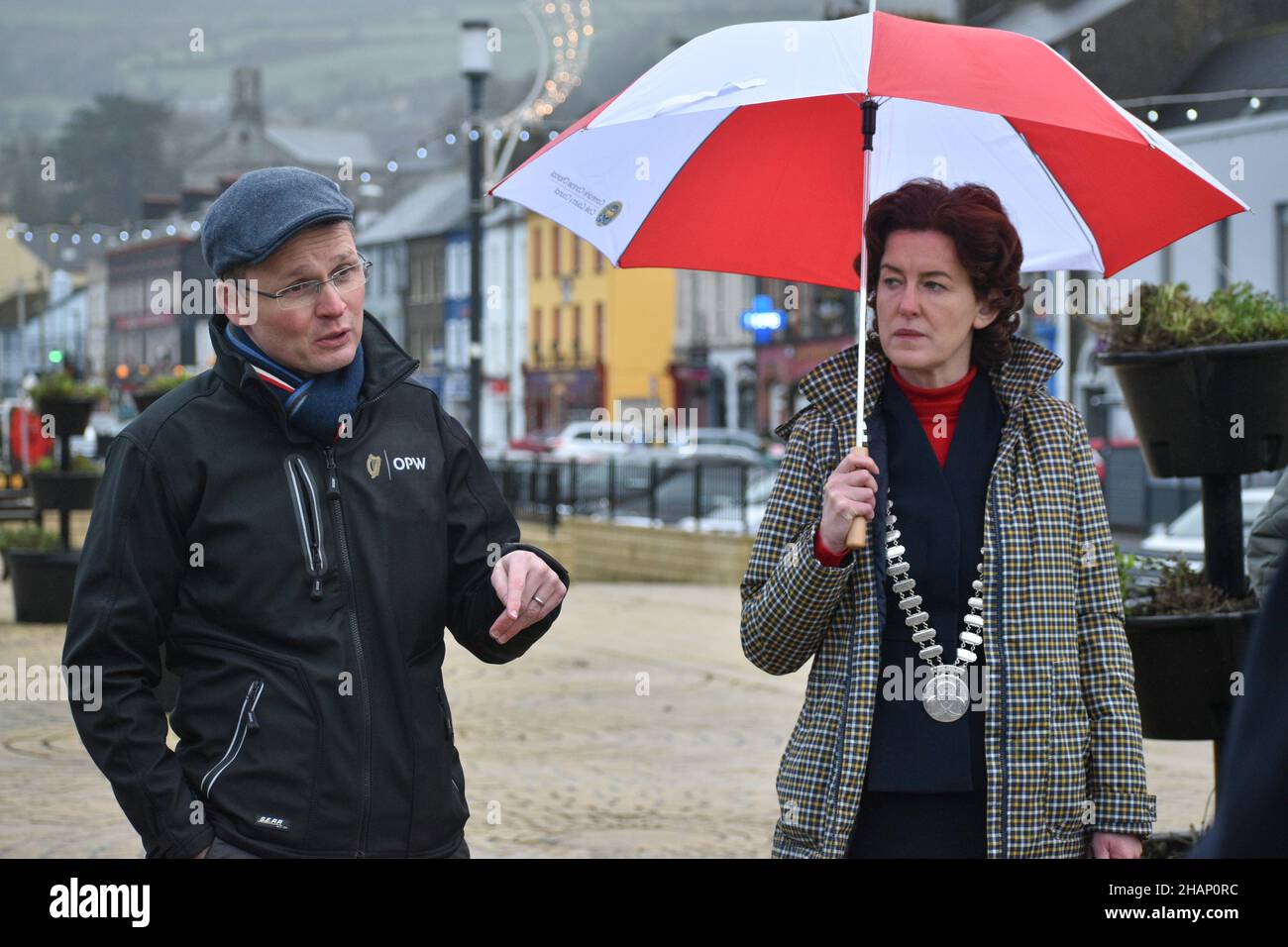 Bantry, West Cork, Irland. 14th Dez 2021. Patrick O'Donovan, Minister für das Amt für öffentliche Arbeiten, war heute in Bantry, um über das Hochwasser-Programm in Bantry zu diskutieren. Unten abgebildet sind Minister O'Donovan und der Bürgermeister von County Cork, Cllr. Gillian Coughlan (rechts). Kredit: Karlis Dzjamko Nachrichten/Alamy Live Nachrichten Stockfoto