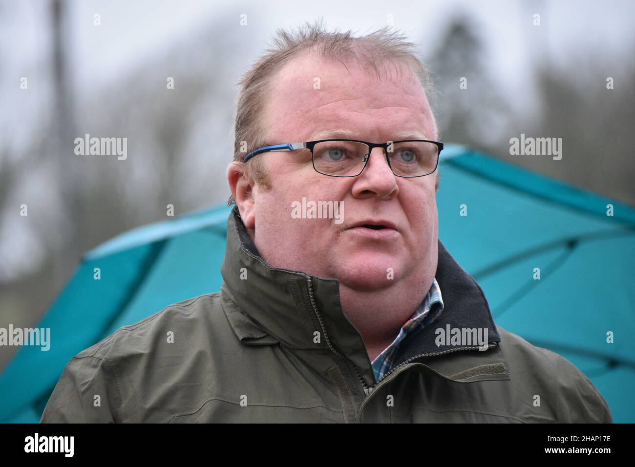 Bantry, West Cork, Irland. 14th Dez 2021. Patrick O'Donovan, Minister für das Amt für öffentliche Arbeiten, war heute in Bantry, um über das Hochwasser-Programm in Bantry zu diskutieren. Kredit: Karlis Dzjamko Nachrichten/Alamy Live Nachrichten Stockfoto