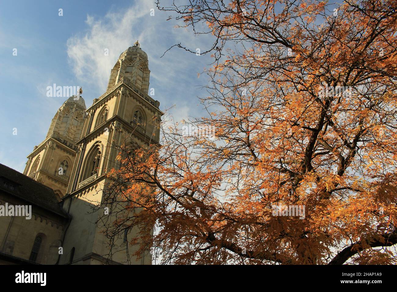 Zwillingstürme des Grossmünsters im Herbst (Zürich, Schweiz). Herbstlicher Blick auf das Wahrzeichen von Zürich. Schweizer Wahrzeichen im Herbst Stockfoto