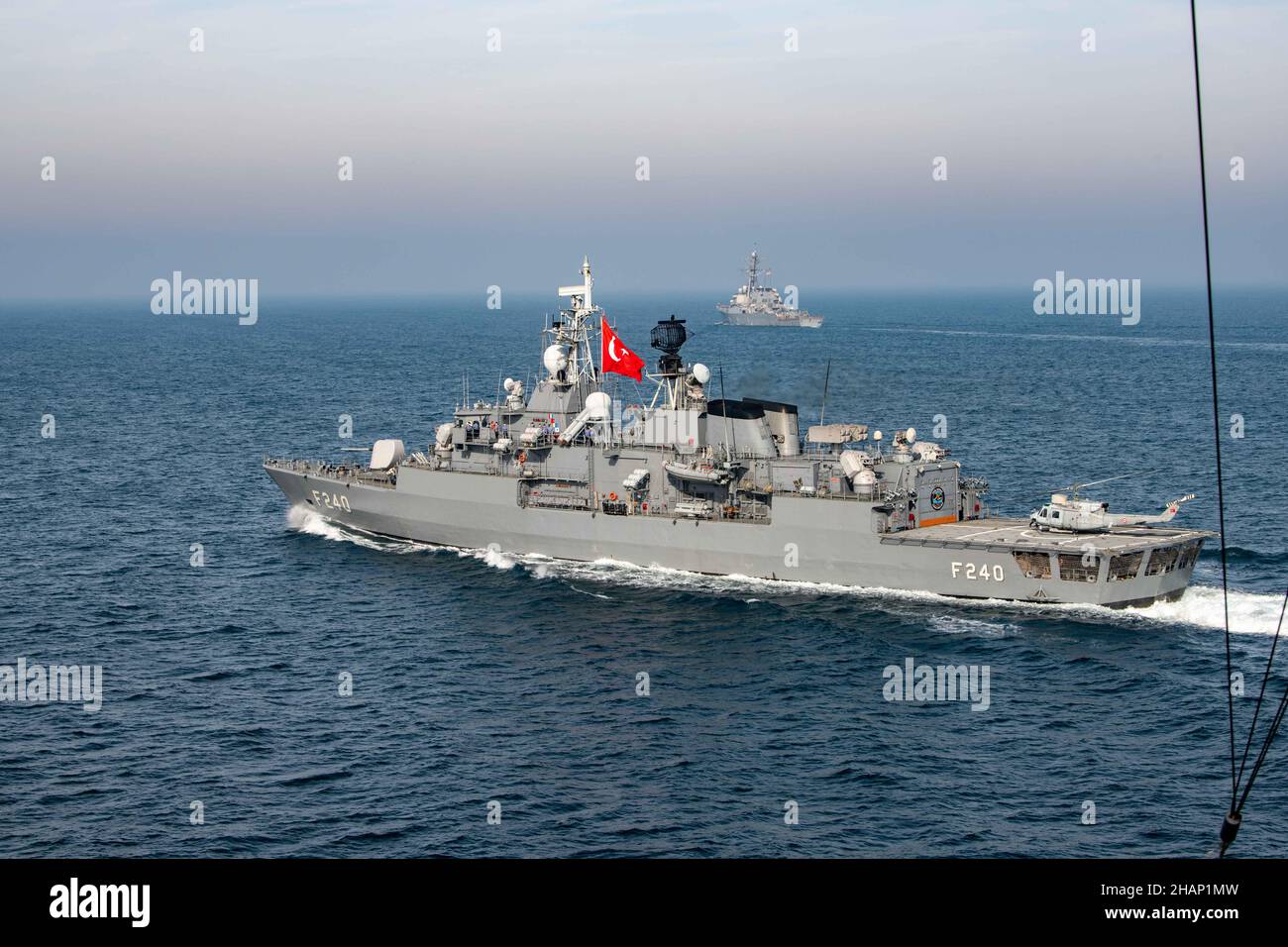 Black Sea, Usa. 06. November 2021. Die türkische Navy Yavuz-Klasse Fregatte TCG Yavuz unterwegs während einer gemeinsamen Patrouille mit NATO-Verbündeten am 12. November 2021 im Schwarzen Meer. Kredit: MC3 Andrew Eder/U.S. Navy/Alamy Live News Stockfoto