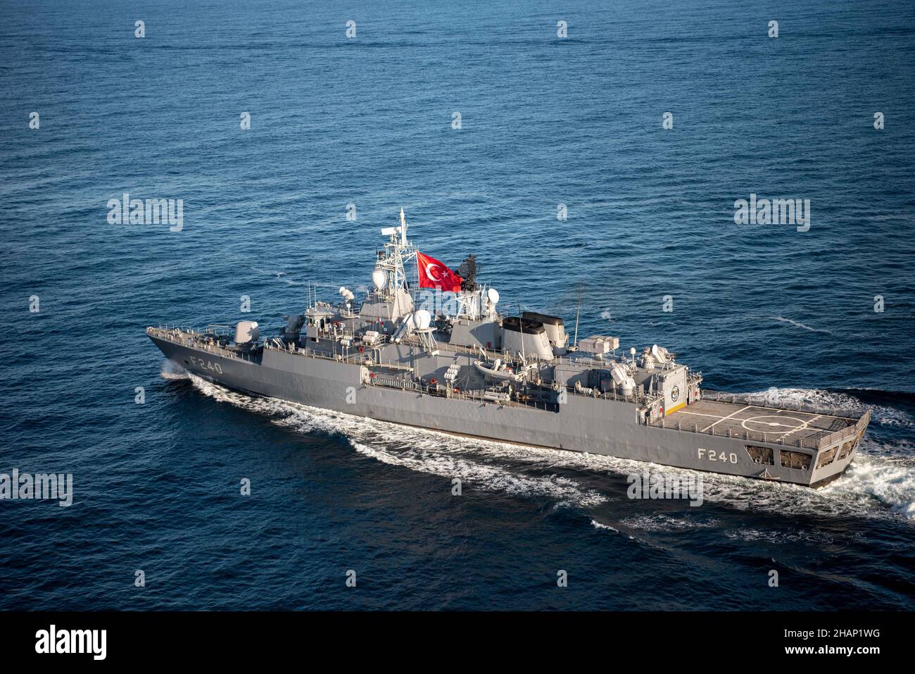 Black Sea, Usa. 12. November 2021. Die türkische Navy Yavuz-Klasse Fregatte TCG Yavuz unterwegs während einer gemeinsamen Patrouille mit NATO-Verbündeten am 12. November 2021 im Schwarzen Meer. Kredit: MC3 Andrew Eder/U.S. Navy/Alamy Live News Stockfoto