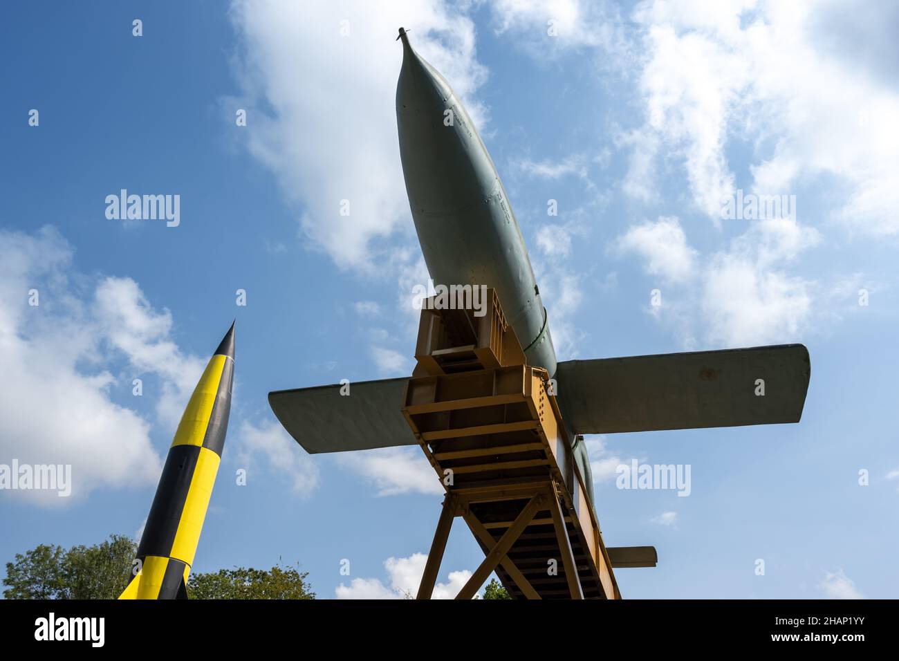 V2 (linke Seite) und V1 (rechte Seite) auf einem Bild. Deutsche Raketen des Zweiten Weltkriegs vor blauem Himmel im Blockhaus d'Éperlecques, Frankreich Stockfoto