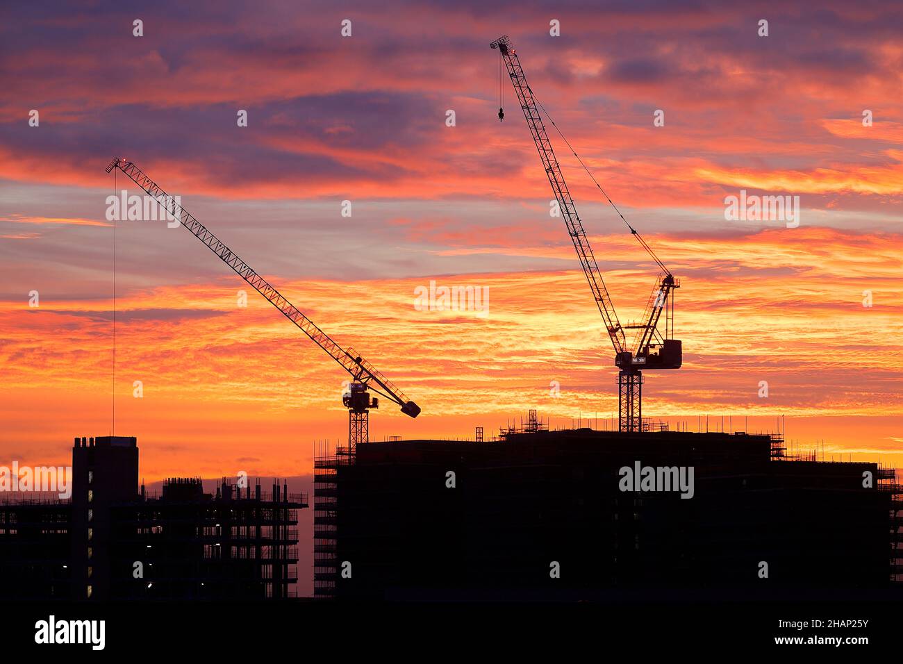 Sunrise in Leeds, hinter den Junction Apartments, die derzeit im Bau sind Stockfoto