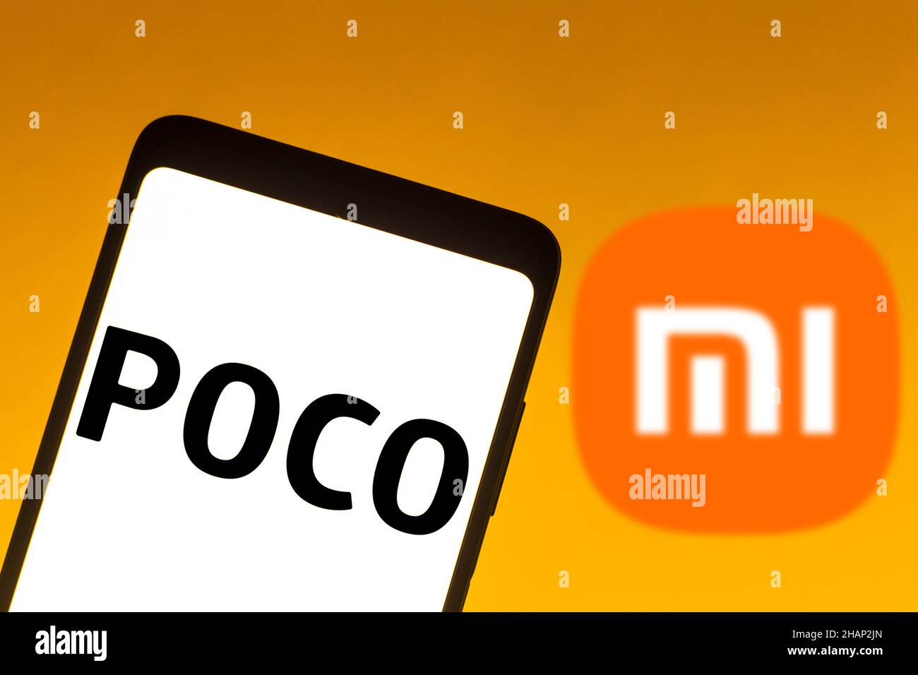 In dieser Abbildung ist ein POCO-Logo auf einem Smartphone mit einem Xiaomi-Logo im Hintergrund zu sehen. Stockfoto
