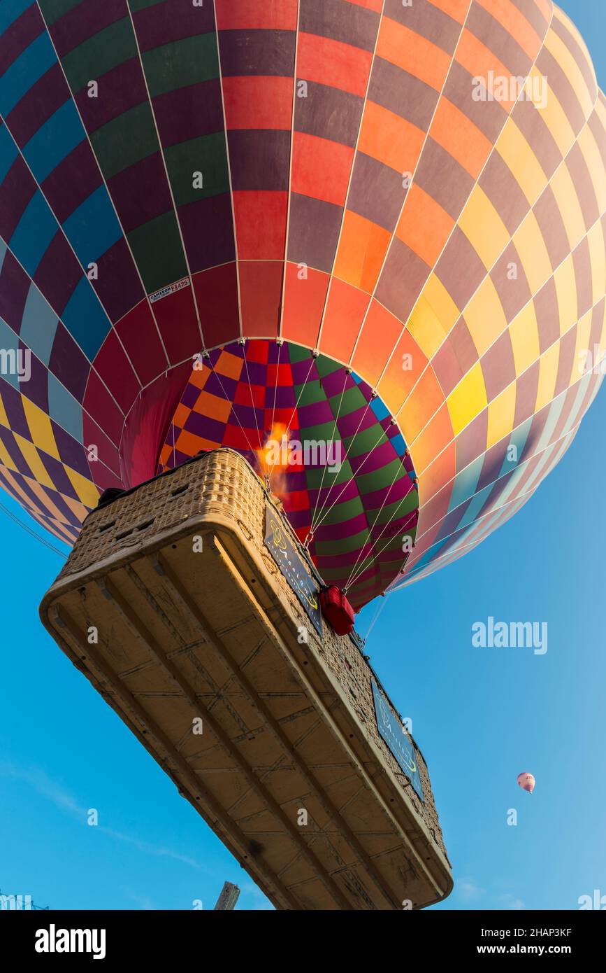 Heißluftballon von unten gesehen. Froschperspektive. Kappadokien, Zentralanatolien, Türkei Stockfoto