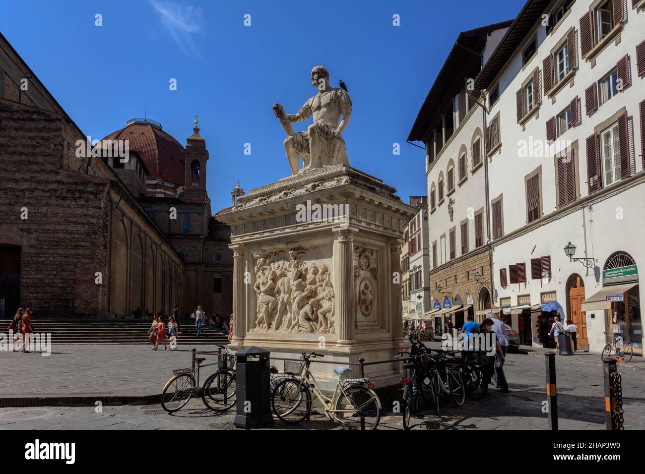 Die Statue von Cosimos Vater, Giovanni delle Bande Nere, auf der Piazza San Lorenzo. Florenz. Italien. Stockfoto