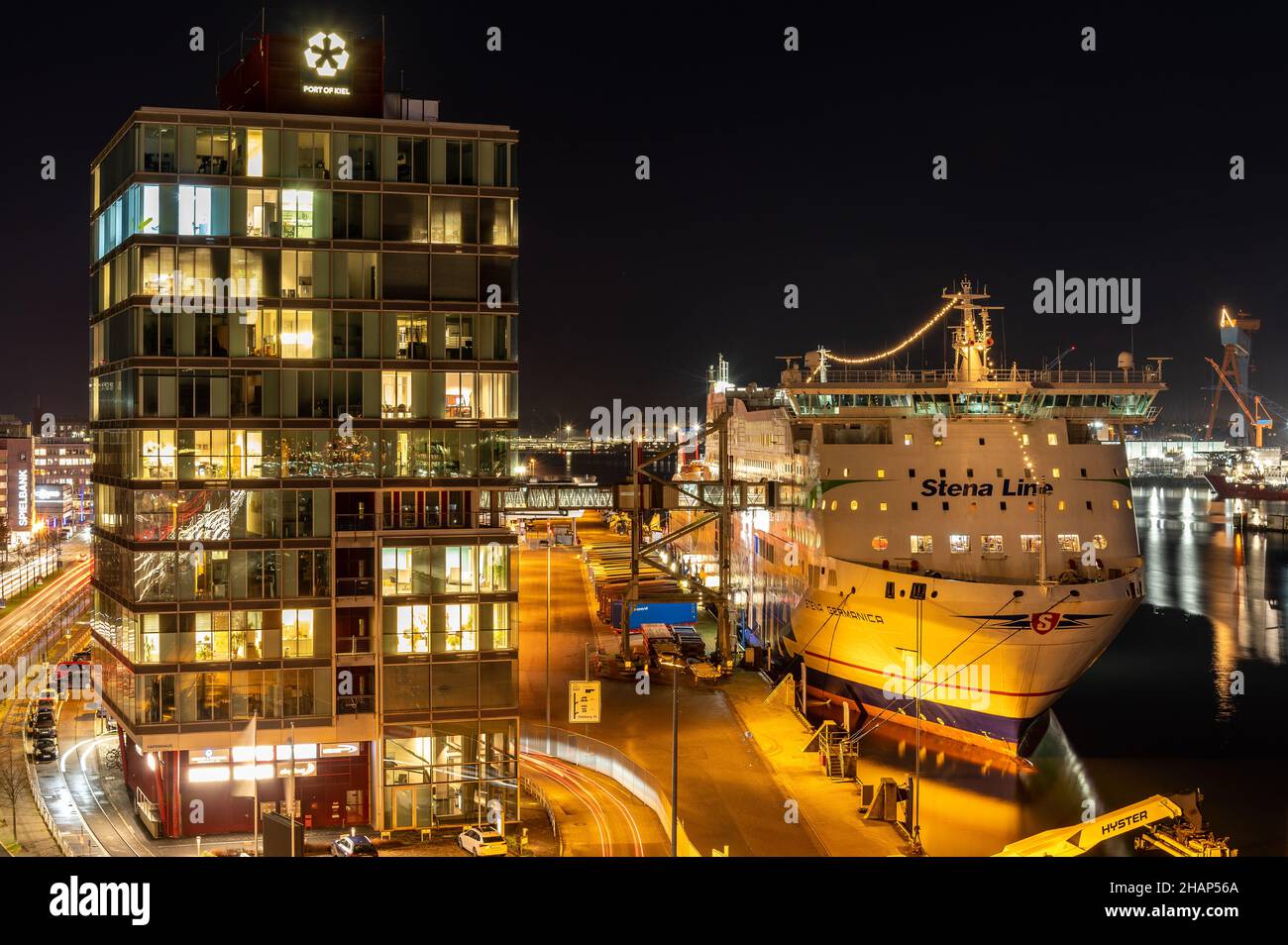 Nachtaufnahme des Schwedenkai-Terminals im Kieler Hafen. Die Fähre STENA GERMANICA fährt einige Stunden später nach Göteborg. Stockfoto