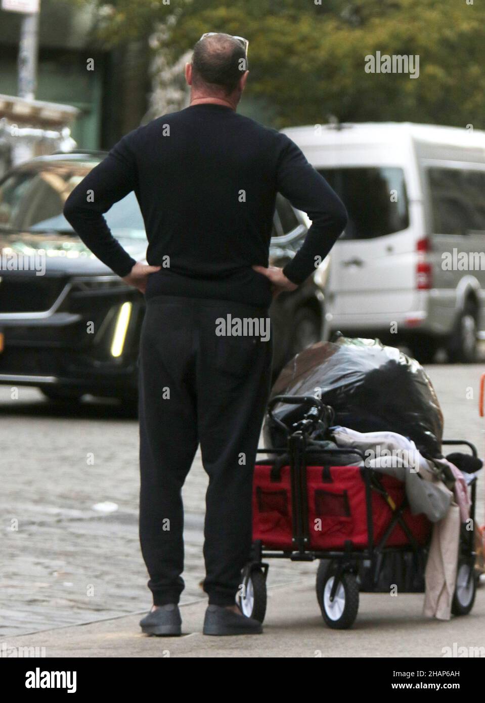 New York - NY - 20211104 Liev Schreiber und Taylor Neisen packen ihr Auto in Soho aus. -IM BILD: Liev Schreiber ROGER WONG Stockfoto
