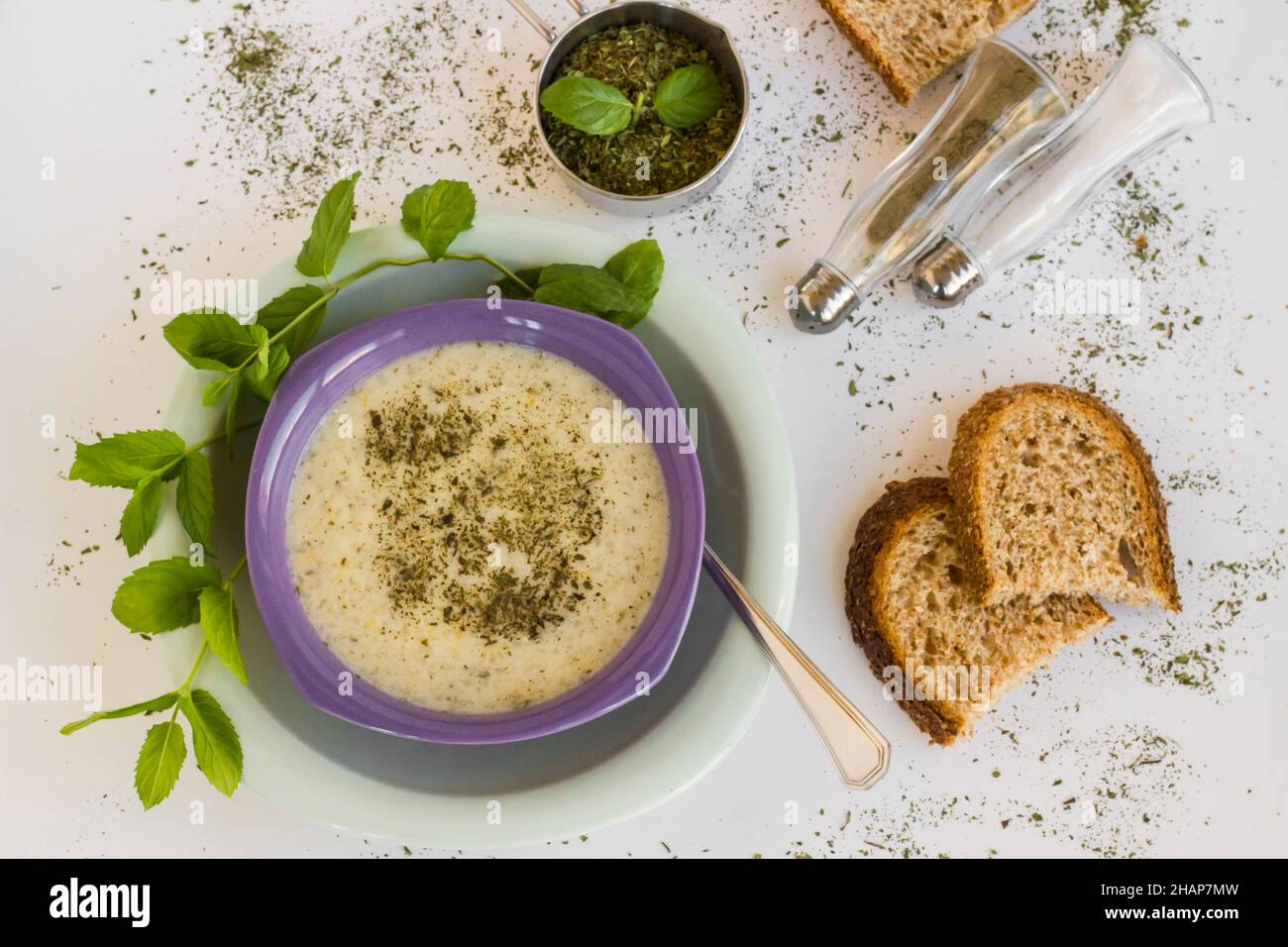 Traditionelle türkische Yayla- oder Joghurtsuppe mit frischen Minzwürzen, Souce Stockfoto