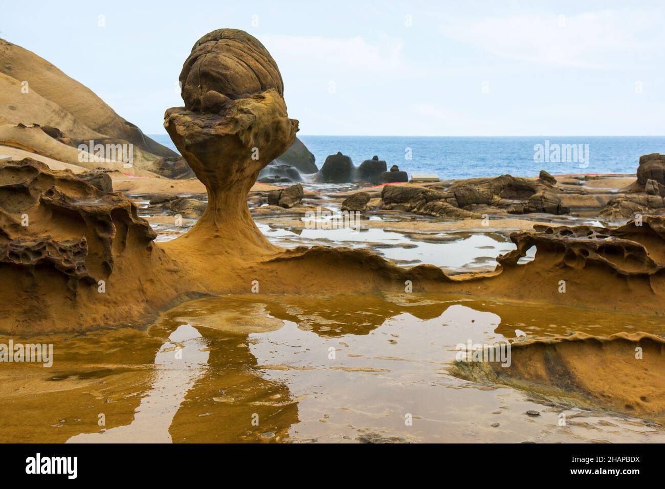 Erodiertes Gestein im Yehliu Geopark in Taipei, Taiwan.die Felsen bilden sich wie eine Eisbecher Stockfoto
