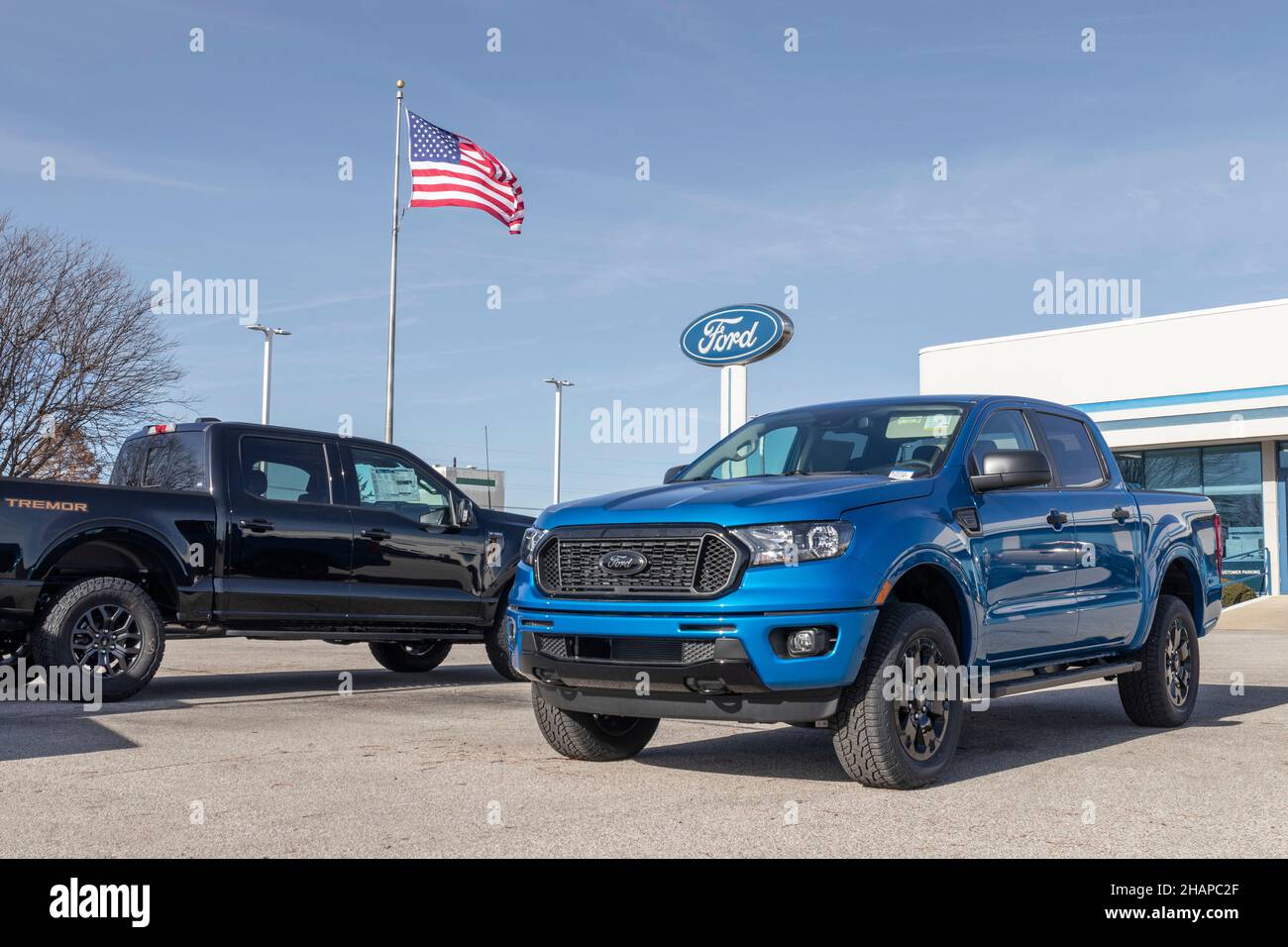 Lafayette - ca. Dezember 2021: Ford Ranger und F-150 Pickup-Trucks auf dem Display in einem Händler. Ford F-Series Pickup Trucks sind die meistverkauften Modus Stockfoto