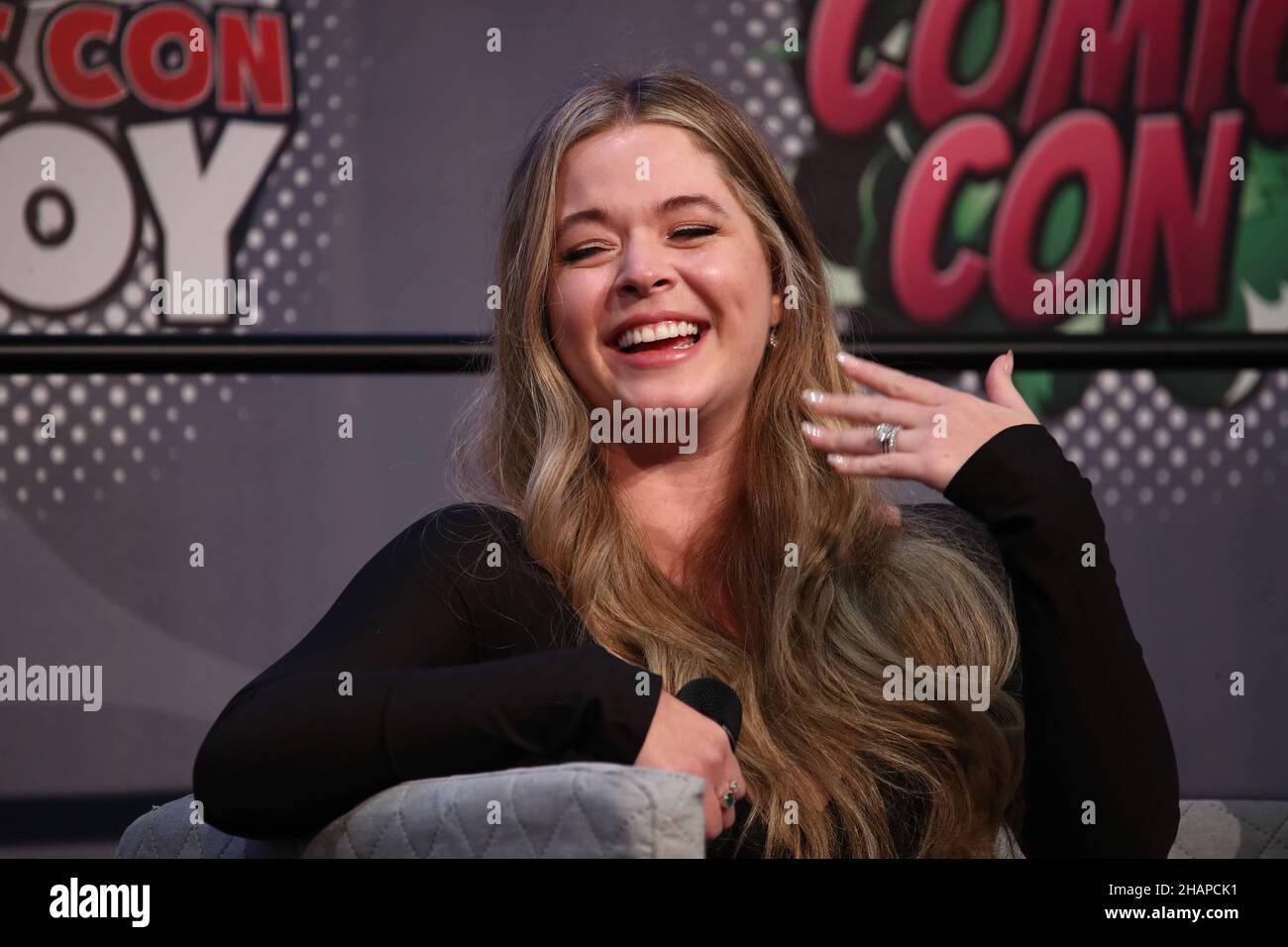 DEU, Deutschland, Dortmund, 04.12.21, Messe Dortmund Westfalenhallen, Deutsch Comic Con Dortmund 2021, Sasha Pieterse (Pretty Little Liars) Stockfoto