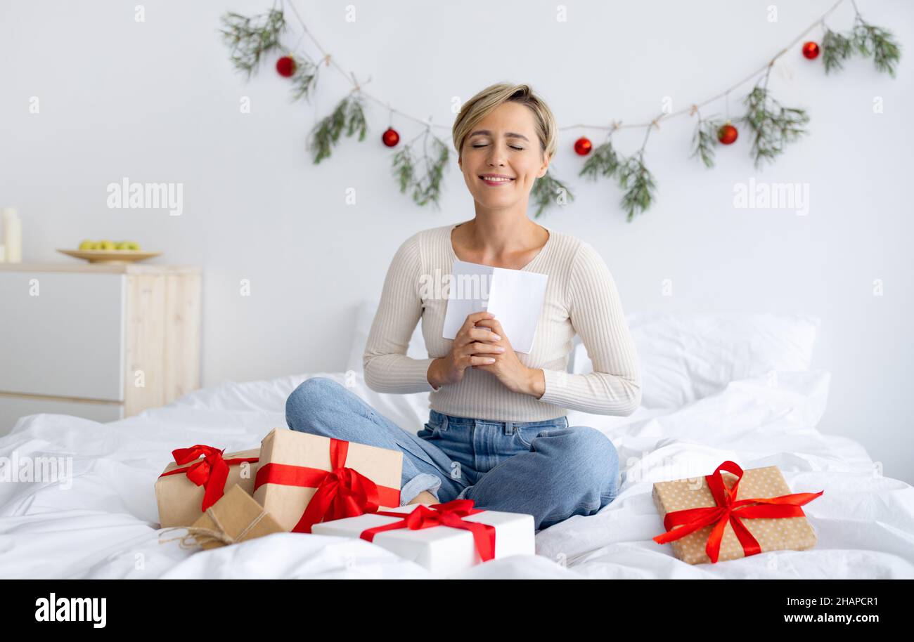 Happy Lady feiert Weihnachten Geschenkbox Stockfoto