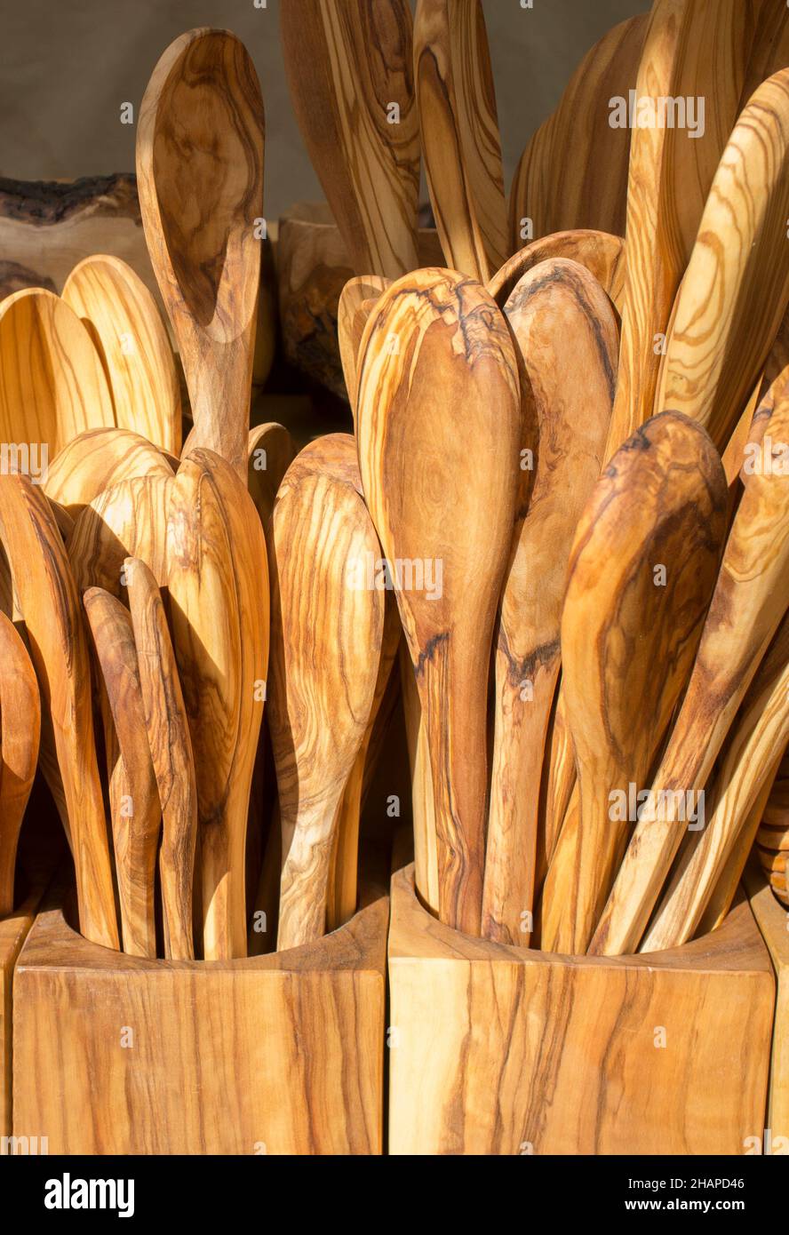 Handgefertigte Löffel aus Holz. Nahaufnahme Stockfoto