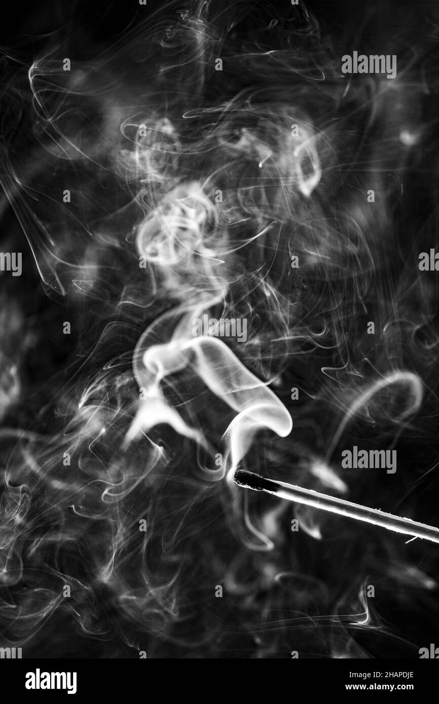 Rauch eines verbrannten Streichholzstachel Stockfoto