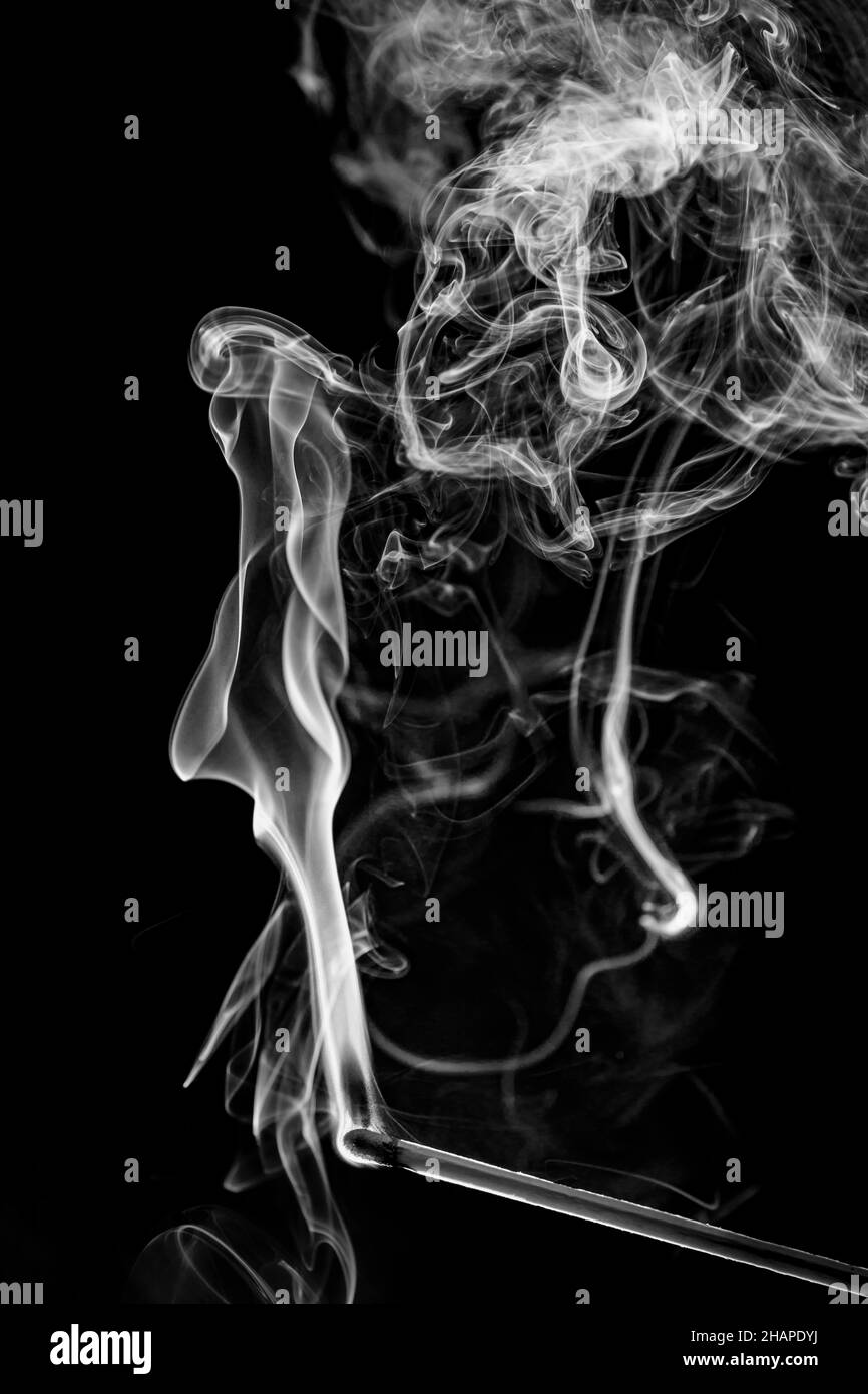 Rauch eines verbrannten Streichholzstachel Stockfoto