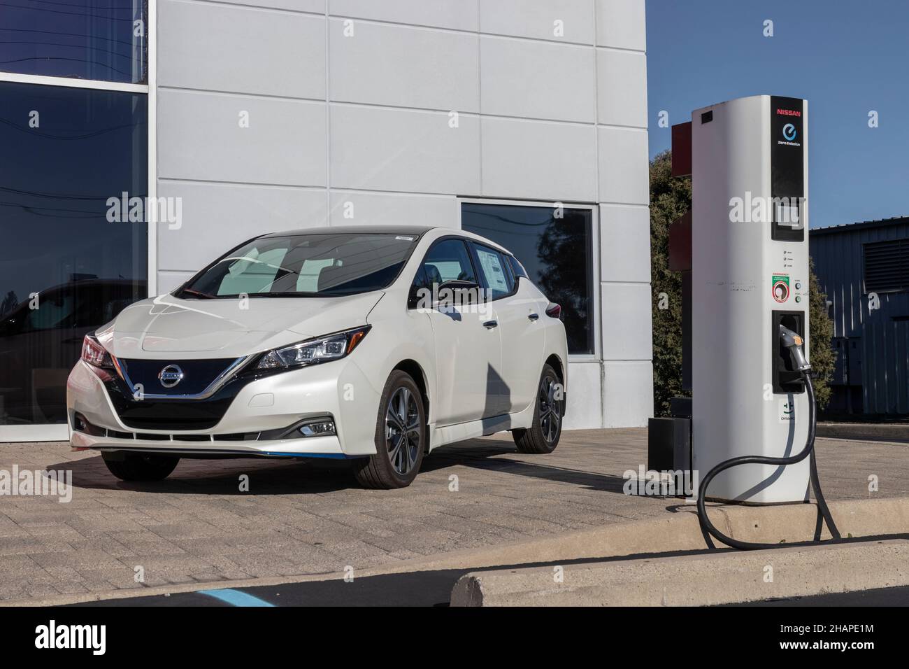 Indianapolis - ca. Dezember 2021: Nissan Leaf Display. Nissan ist Teil der Renault Nissan Alliance. Stockfoto