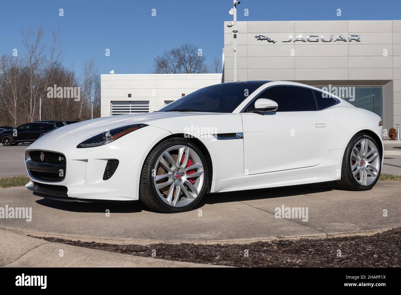 Indianapolis - ca. Dezember 2021: Jaguar F-Type R-Display in einem Händler. Der Jaguar F-Type R verfügt über einen 550 ps starken 5,0-Liter-Kompressor V8. Stockfoto