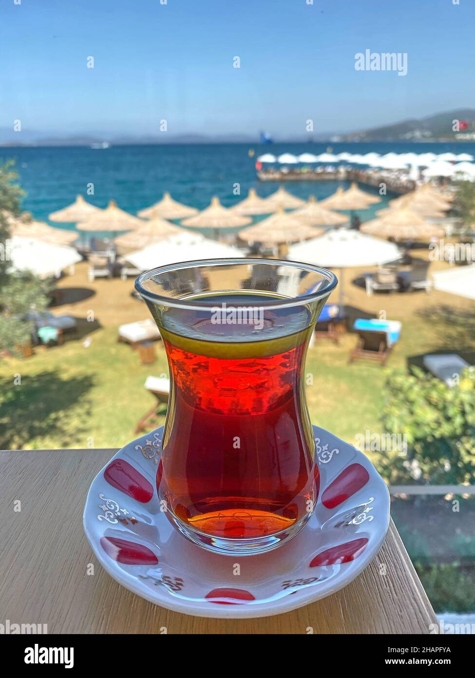 Türkischer Tee und Blick aufs Meer im Hintergrund Stockfoto