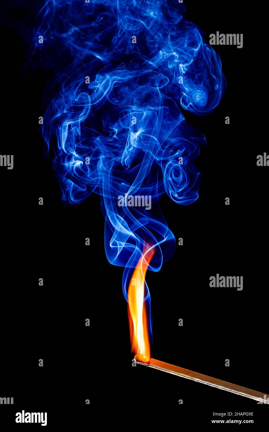 Flamme und Rauch eines Streichholzstachel auf schwarzem Hintergrund Stockfoto