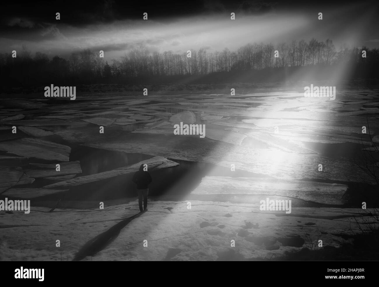Treffen des Sonnenuntergangs im Hintergrund der Flusslandschaft des Frühlings Stockfoto