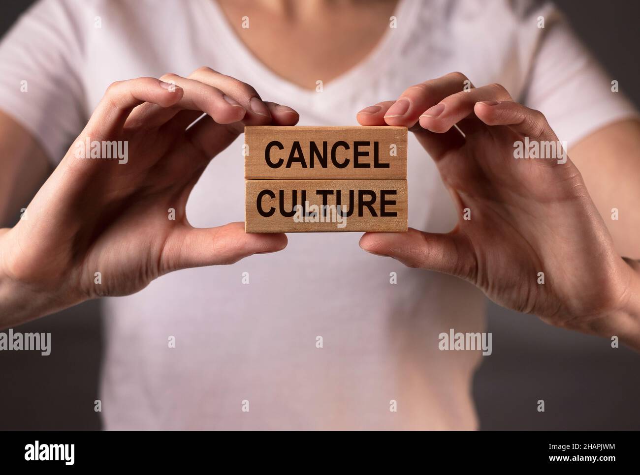 Kulturkonzept abbrechen. Text in weiblichen Händen. Stockfoto