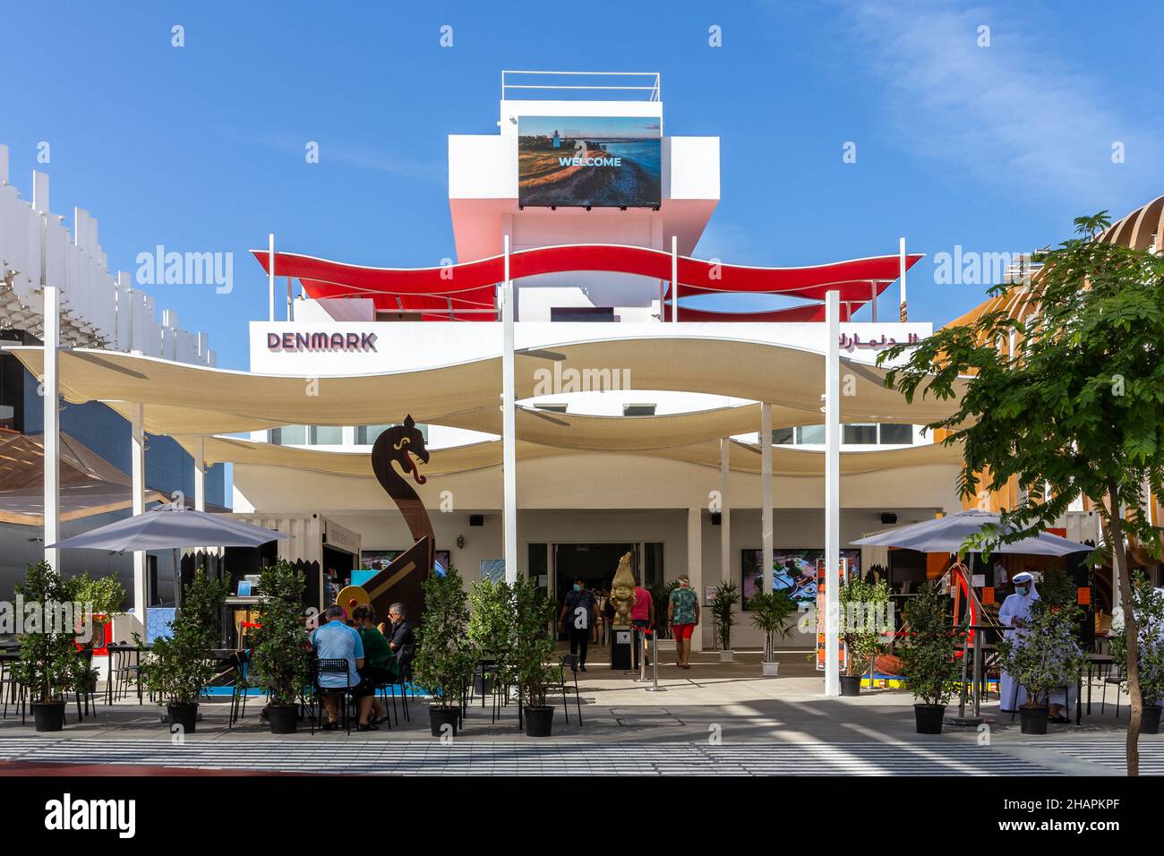 Dubai, VAE, 09.12.2021. Dänemark Pavillon auf der Expo 2020 Dubai, modernes Gebäude mit Leuchtturm inspirierten Turm. Stockfoto