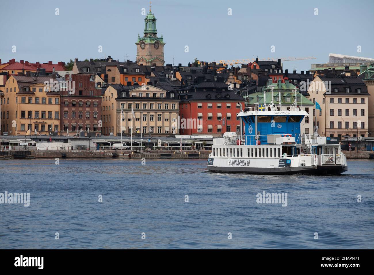 Stockholm, Schweden - 12. August 2020: Die öffentliche Pendlerfähre Djurgården Ferry oder Djurgårdsfärjan auf Schwedisch. Auf dem´s Weg von Djurgården nach t Stockfoto