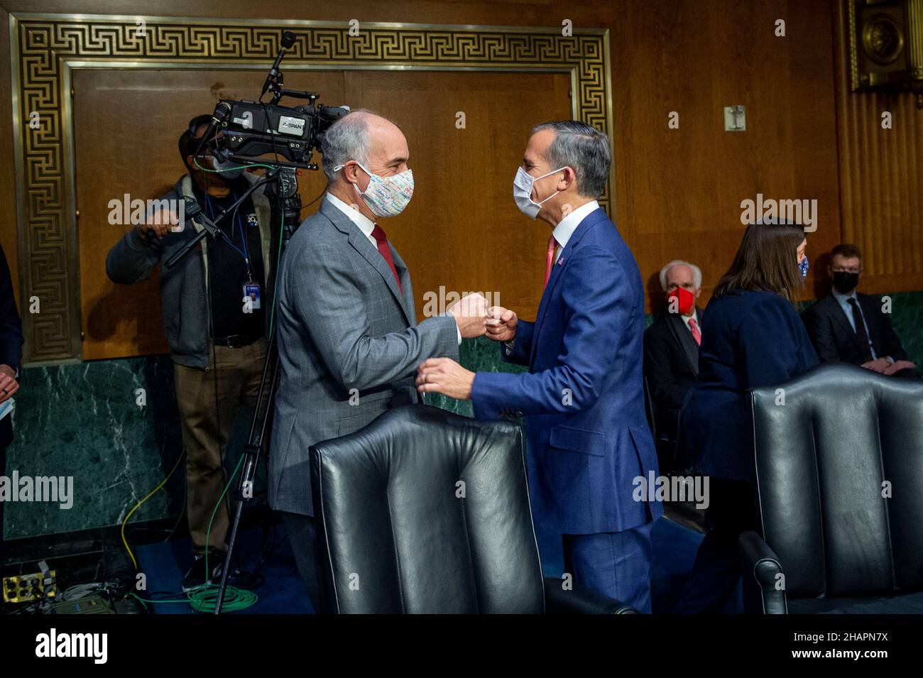 Eric M. Garcetti, rechts, wird vom Senator der Vereinigten Staaten, Bob Casey, Jr. (Demokrat von Pennsylvania), begrüßt, als er bei einer Anhörung des Senatsausschusses für Auswärtige Beziehungen für seine Ernennung zum Botschafter in der Republik Indien im Dirksen Senate Office Building in Washington, DC, am Dienstag, den 14. Dezember, 2021. Kredit: Rod Lamkey/CNP /MediaPunch Stockfoto