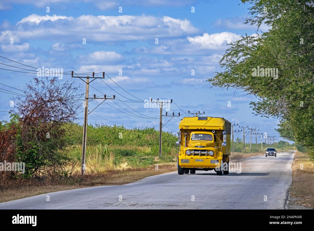 Camione, Oldtimer-LKW, der in einen öffentlichen Bus umgewandelt wurde und entlang der Carretera Central / Central Road fährt, der Autobahn, die sich über die gesamte Insel Kuba erstreckt Stockfoto