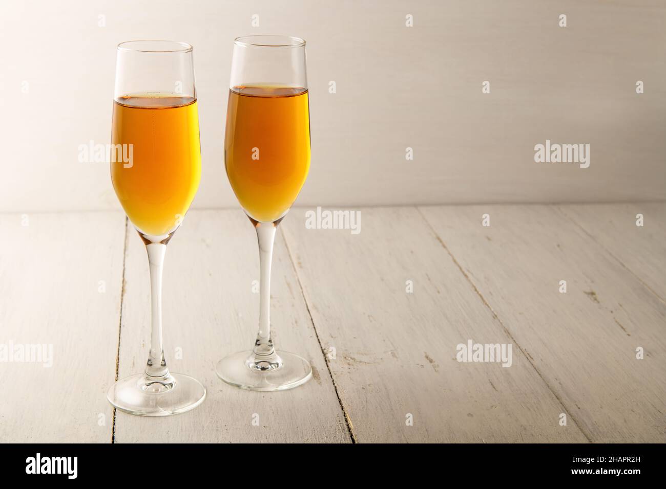 Zwei Gläser Champagner, Wein auf hellem Holzhintergrund. Alkoholisches Getränk: Champagner, Bier, Weißwein. Neujahr und Weihnachten Hintergrund. Valentin Stockfoto